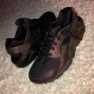 All black Nike Huarache